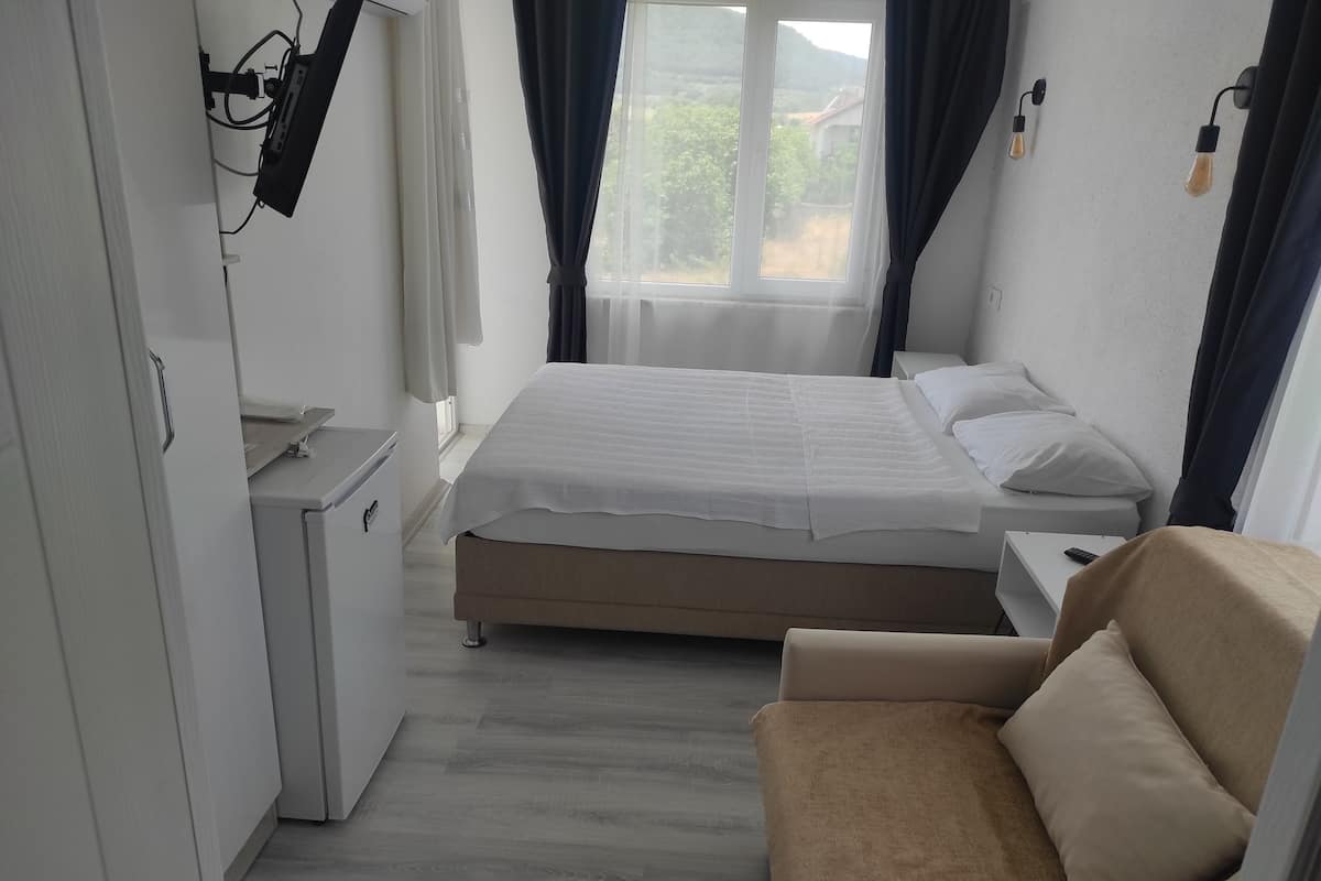 Standard Oda, 1 Yatak Odası, Balkon/Veranda, Bahçe Manzaralı | 1 yatak odası, masa, ücretsiz kablosuz İnternet, çarşaf takımı