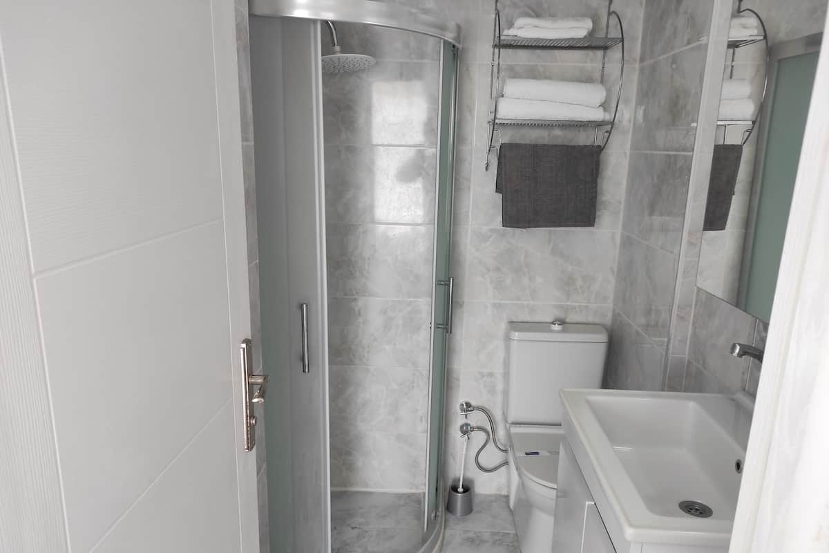 Standard Oda, 1 Yatak Odası, Bahçe Manzaralı | Banyo | Duş, ücretsiz banyo/kozmetik ürünleri, saç kurutma makinesi, terlik