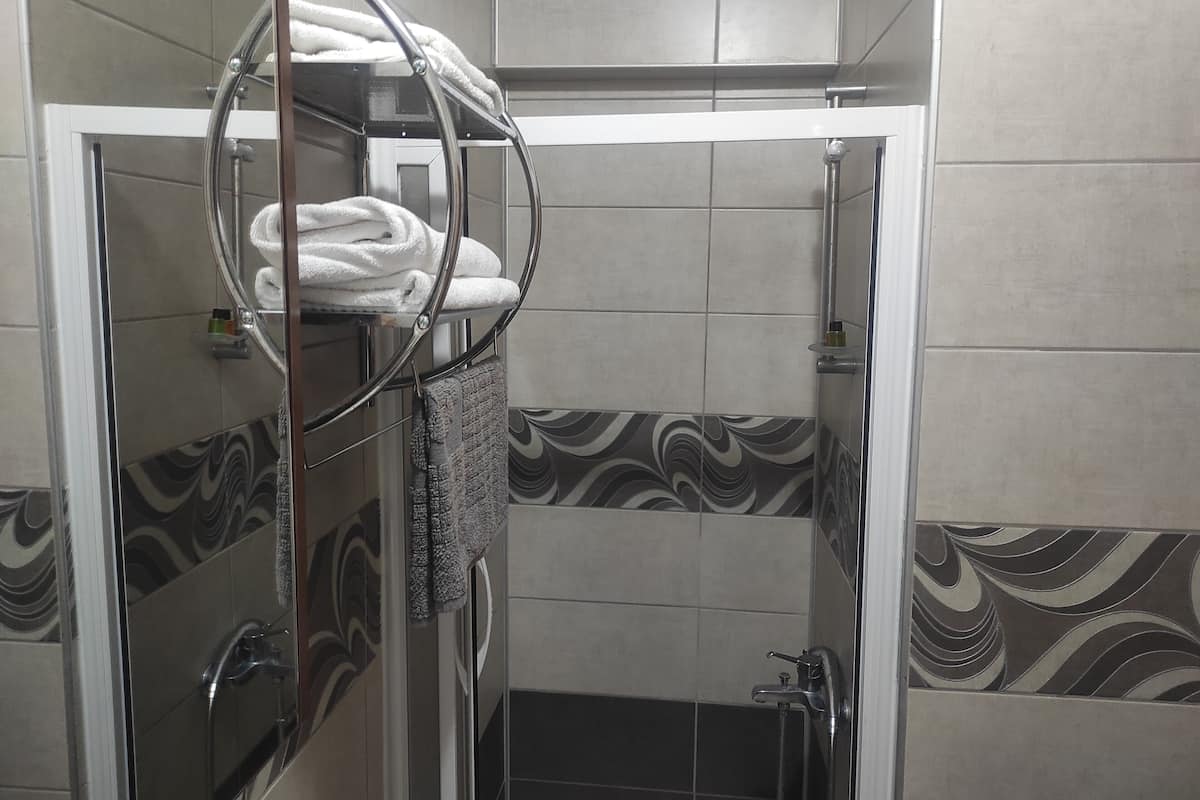 Economy İki Ayrı Yataklı Oda | Banyo | Duş, ücretsiz banyo/kozmetik ürünleri, saç kurutma makinesi, terlik