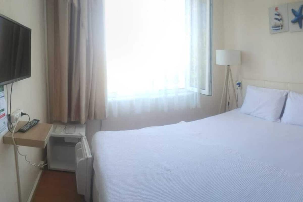 Economy Room, Strait View | 1 bedroom, desk, free WiFi, bed sheets