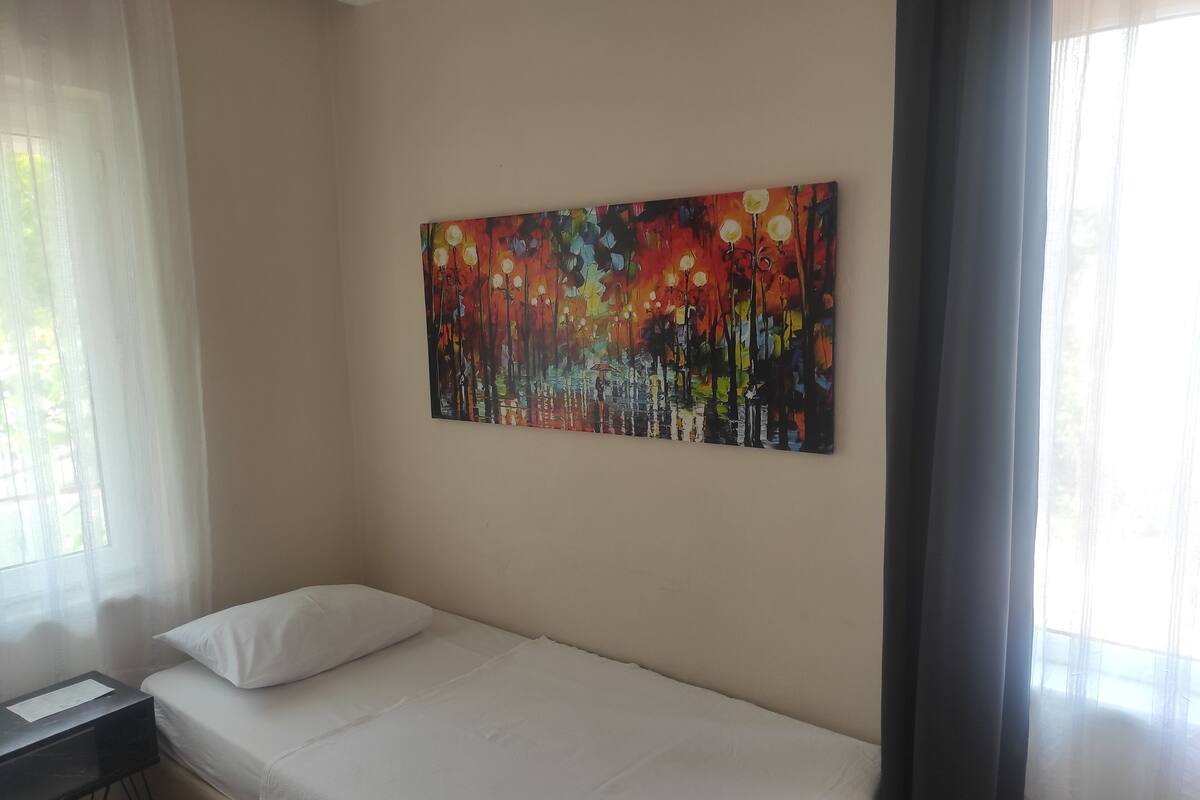 Economy İki Ayrı Yataklı Oda | 1 yatak odası, masa, ücretsiz kablosuz İnternet, çarşaf takımı