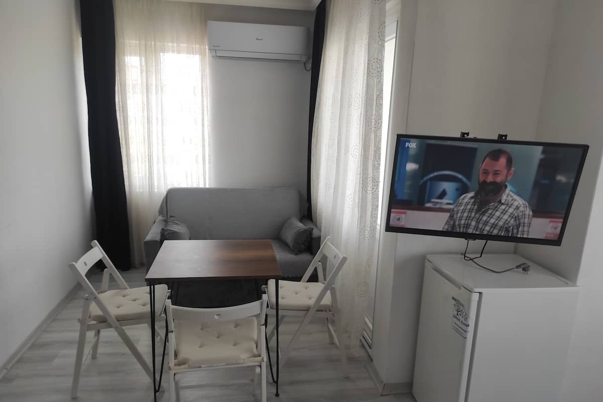 Standard Oda, 1 Yatak Odası, Balkon/Veranda, Deniz Manzaralı | 1 yatak odası, masa, ücretsiz kablosuz İnternet, çarşaf takımı