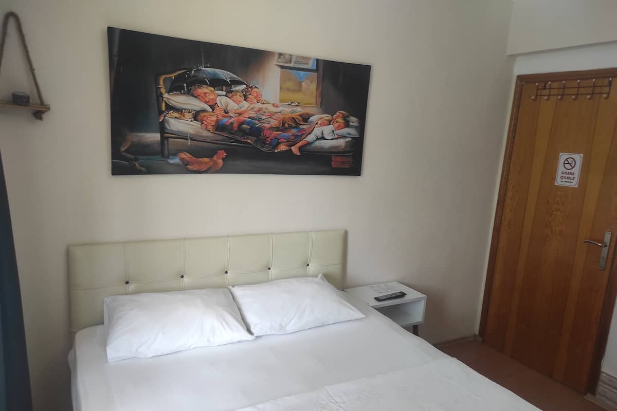 Economy Oda, 1 Yatak Odası, Bahçe Manzaralı | 1 yatak odası, masa, ücretsiz kablosuz İnternet, çarşaf takımı