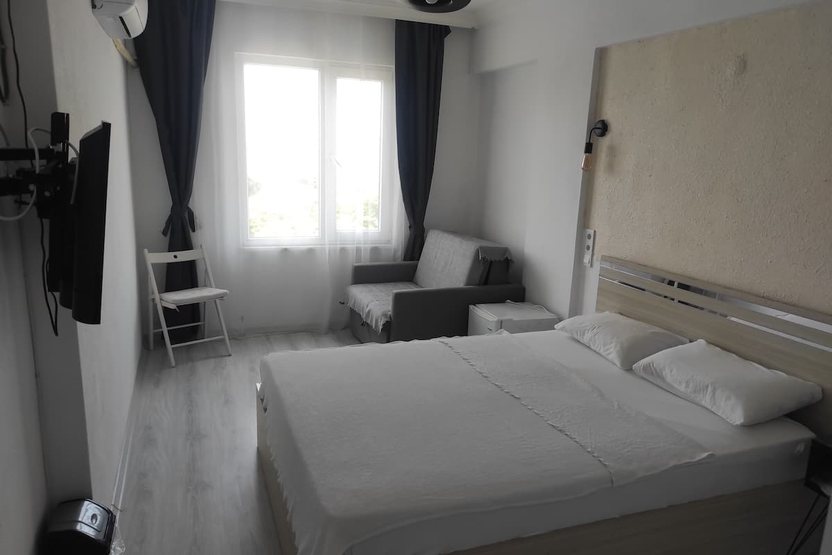 Standard Oda, 1 Yatak Odası, Deniz Manzaralı | 1 yatak odası, masa, ücretsiz kablosuz İnternet, çarşaf takımı