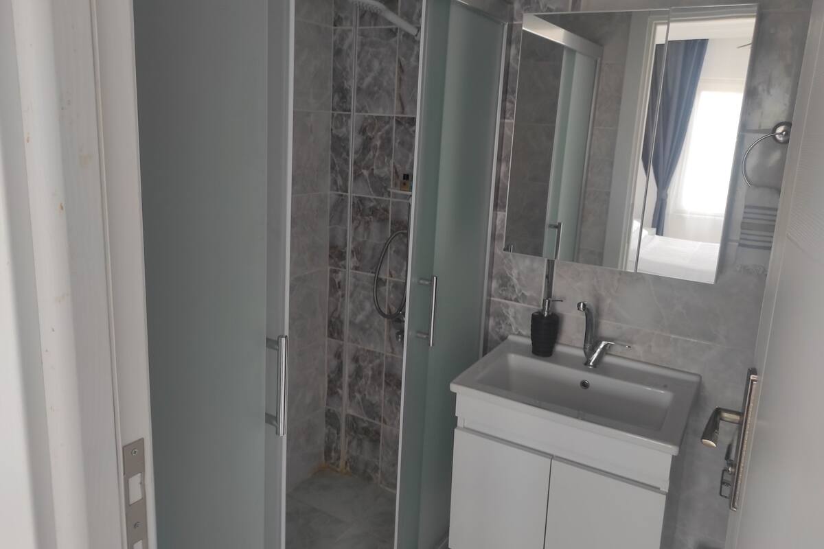 Standard Oda, 1 Yatak Odası, Balkon/Veranda, Bahçe Manzaralı | Banyo | Duş, ücretsiz banyo/kozmetik ürünleri, saç kurutma makinesi, terlik