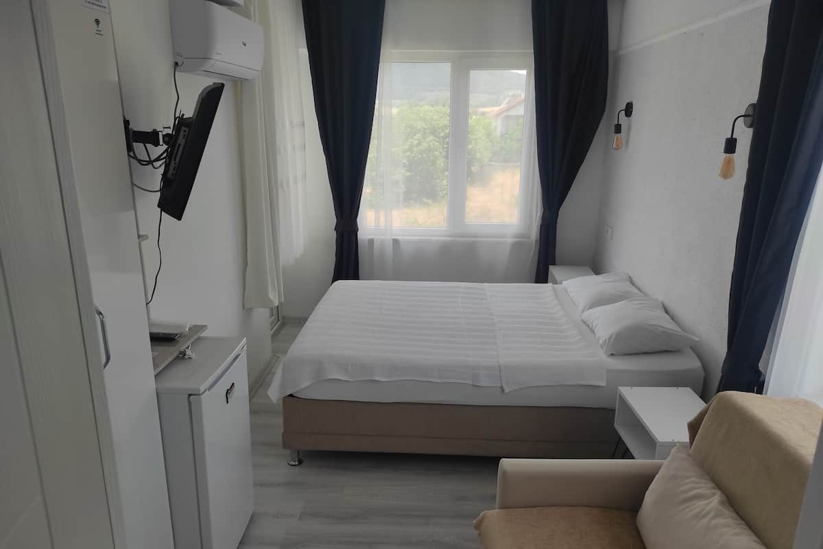 Standard Oda, 1 Yatak Odası, Balkon/Veranda, Bahçe Manzaralı | 1 yatak odası, masa, ücretsiz kablosuz İnternet, çarşaf takımı