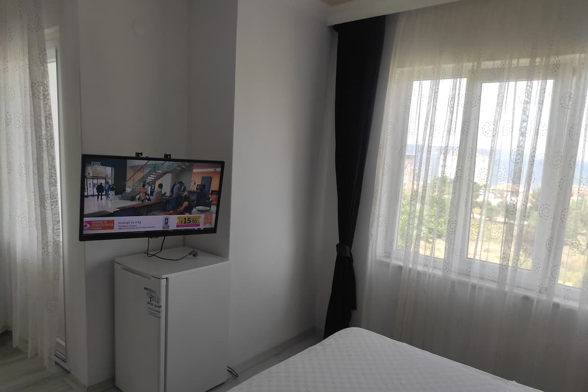 Standard Oda, 1 Yatak Odası, Balkon/Veranda, Deniz Manzaralı | 1 yatak odası, masa, ücretsiz kablosuz İnternet, çarşaf takımı