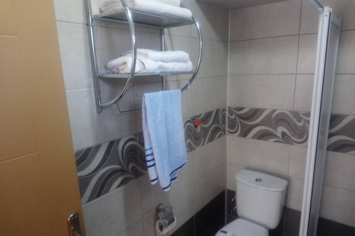 Economy Oda, 1 Yatak Odası, Bahçe Manzaralı | Banyo | Duş, ücretsiz banyo/kozmetik ürünleri, saç kurutma makinesi, terlik