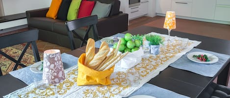 Apartment, 2 Schlafzimmer | Essbereich im Zimmer