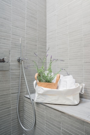 Apartment, 2 Schlafzimmer | Badezimmerausstattung | Dusche, kostenlose Toilettenartikel, Haartrockner, Handtücher