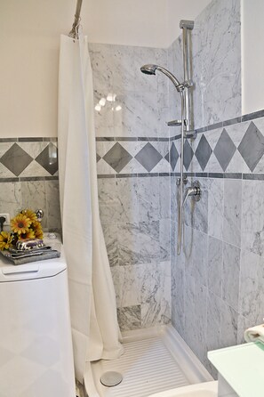 Appartement, 1 chambre | Douche de la salle de bain