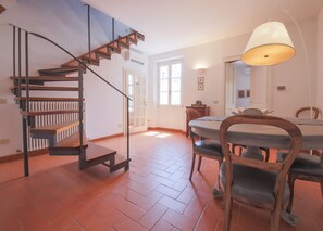Apartment, 3 Schlafzimmer | Wohnbereich | Fernseher