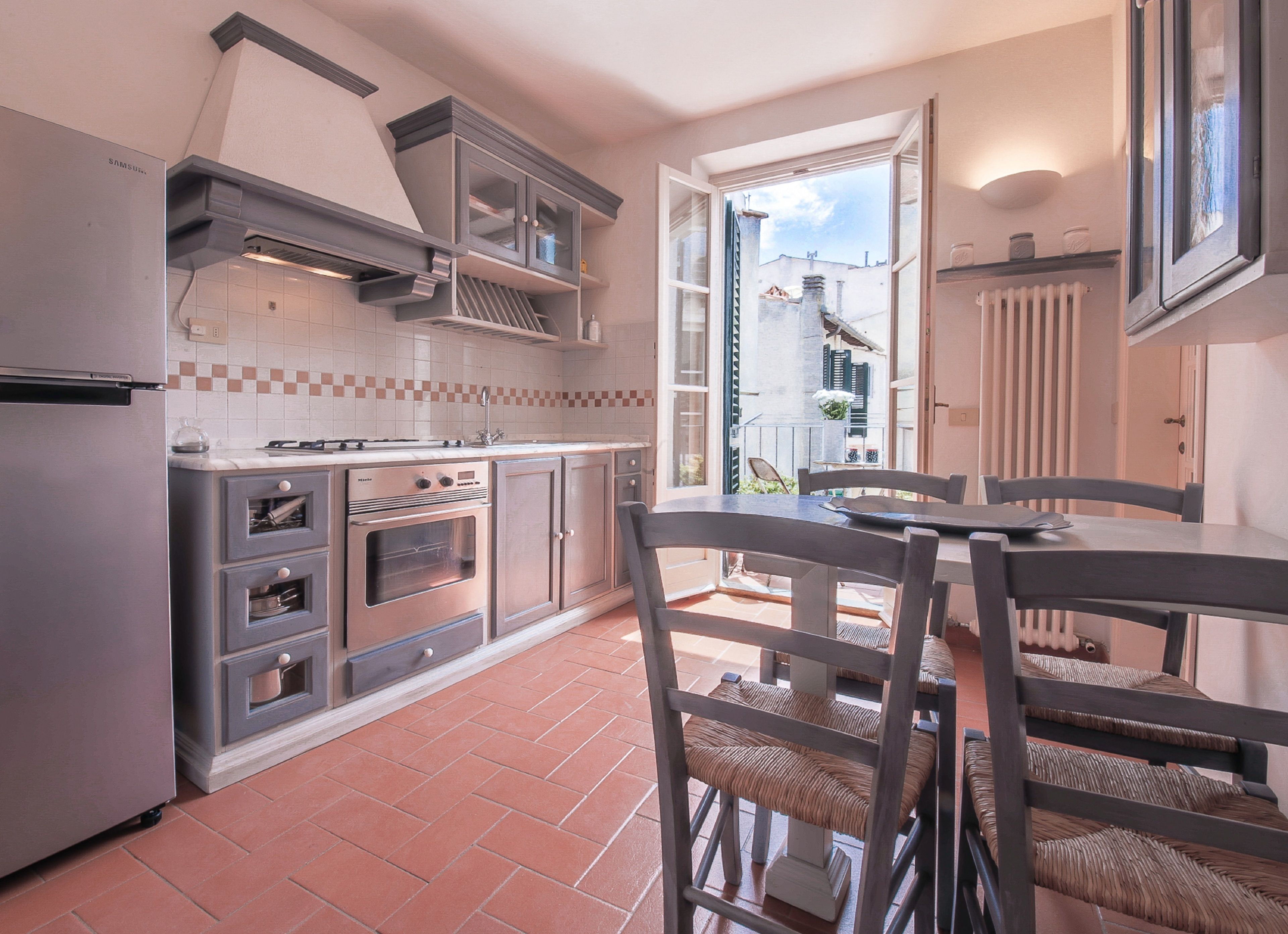 Appartement, 3 slaapkamers | Privékeuken | Een koelkast, een oven, een waterkoker, een broodrooster
