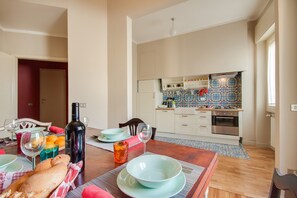 Apartment, 3 Schlafzimmer | Essbereich im Zimmer