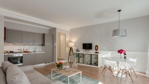 Un apartamento moderno con sala de estar, cocina y comedor.