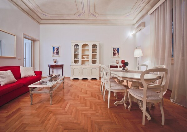 Apartment, 2 Schlafzimmer | Wohnbereich | Fernseher