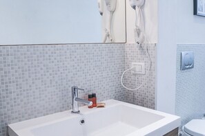 Apartment, 2 Bedrooms | Bathroom | Shower, hair dryer, towels