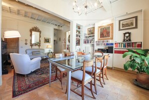 Appartamento, 1 camera da letto | Area soggiorno | TV