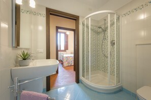 A bathroom with a shower, sink, and toilet. - House in Florence Red (Florence)