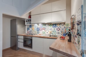 2 habitaciones, tabla de planchar con plancha, cunas y wifi gratis 