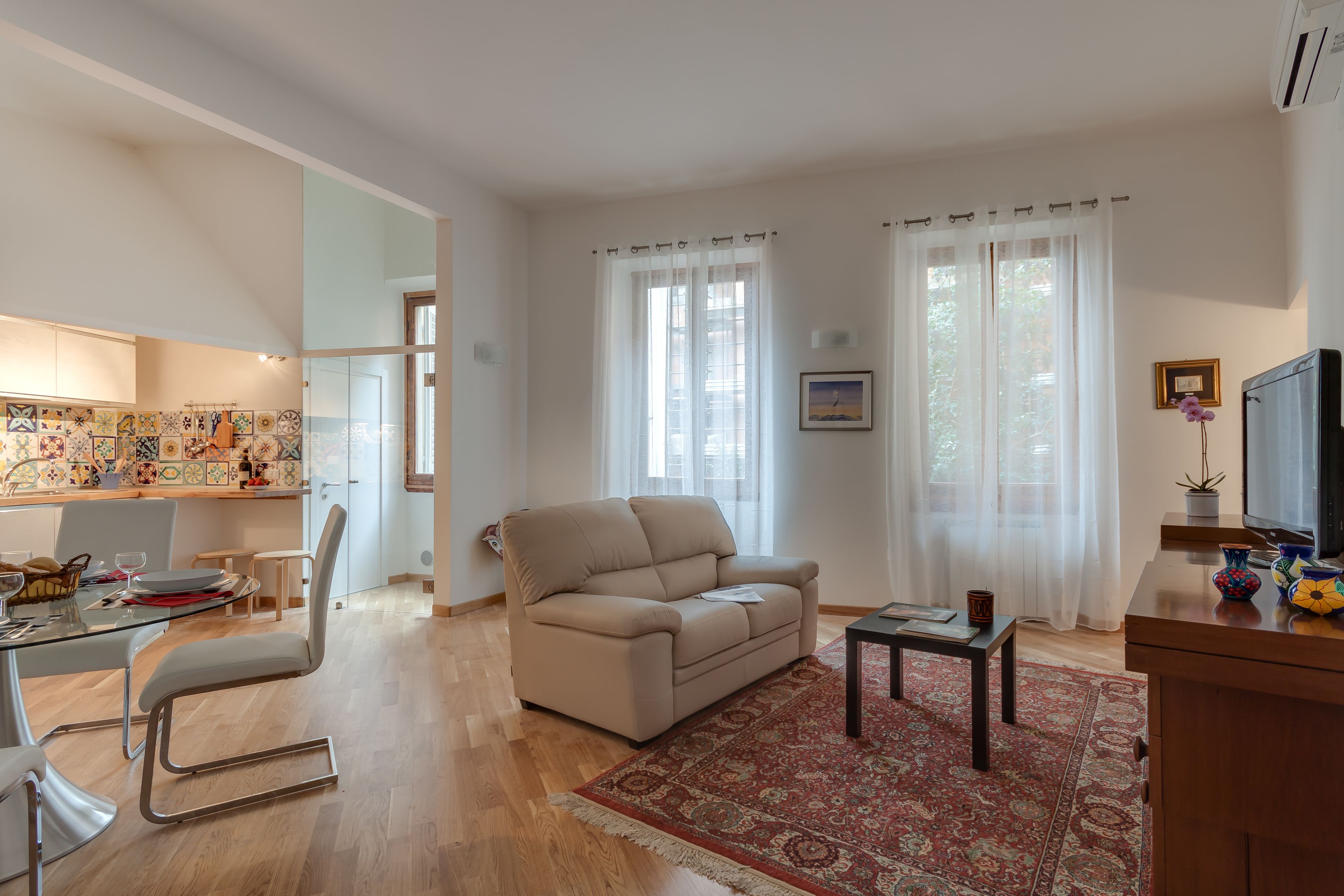 Apartamento, 2 habitaciones | Zona de estar | Una televisión