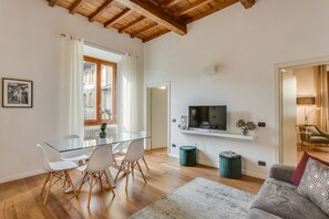 Appartamento, 2 camere da letto | Area soggiorno | TV