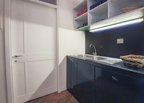 A compact kitchen with a sink, cabinets, and a countertop. - Malenchini Vasari (Florence)