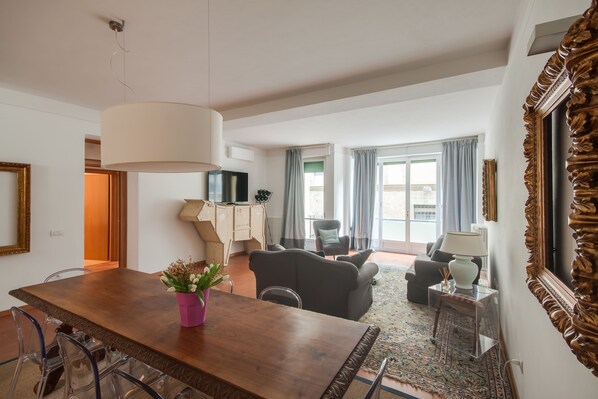 Apartment, 2 Schlafzimmer | Wohnbereich | 32-Zoll-Fernseher mit Digitalempfang