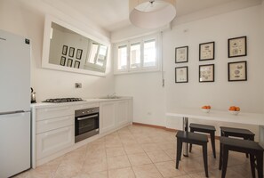 Apartment, 2 Schlafzimmer | Eigene Küche | Kühlschrank, Mikrowelle, Ofen, Herdplatte