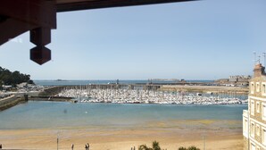 A marina with numerous boats docked, a sandy beach, and a clear view of the sea. - Manoir du Cunningham (Saint-Malo)