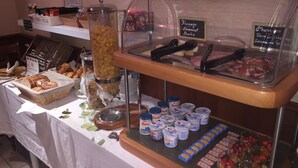 A buffet with various food items including bread, cereals, and yogurt. - Manoir du Cunningham (Saint-Malo)