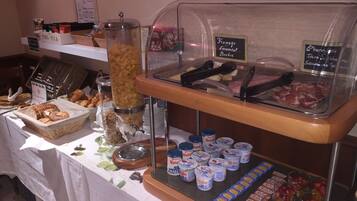 Petit déjeuner continental servi tous les jours en supplément