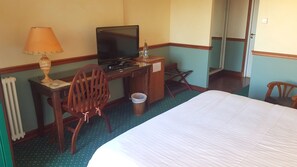 Superior Double Room | Minibar, desk, laptop workspace, blackout curtains - Manoir du Cunningham (Saint-Malo)