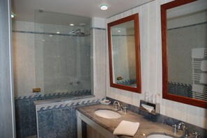 Deluxe Double Room | Bathroom - Manoir du Cunningham (Saint-Malo)