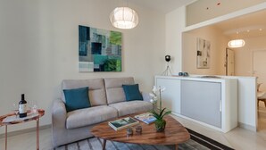 Ein modernes Wohnzimmer mit einer Couch, einem Couchtisch und Kunstwerken.