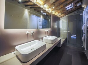 Ducha, secador de pelo, bidet, toallas