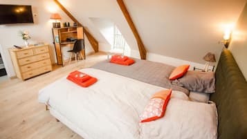 1 habitación, decoración personalizada, muebles diferentes y escritorio