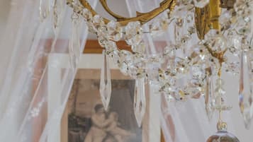 Room, 1 Double Bed | 1 bedroom, individually decorated, individually furnished, desk