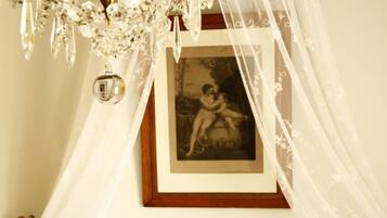 Fotografía enmarco con estilo vintage, colgada en una pared bajo un candelabro decorativo.