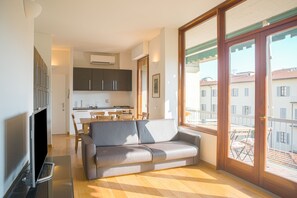 Apartamento, 2 quartos | Área de estar | TV de tela plana