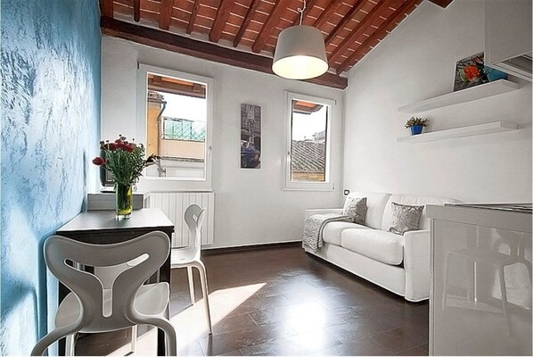 Studio | Wohnbereich | Fernseher