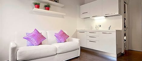 Studio | Eigene Küche | Kühlschrank, Herdplatte, Wasserkocher, Kochgeschirr/Geschirr/Besteck