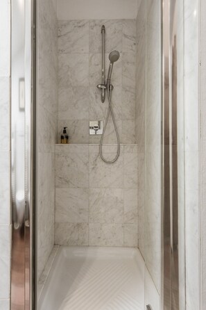 Studio | Bathroom shower - Santo Spirito Charme (Florence)
