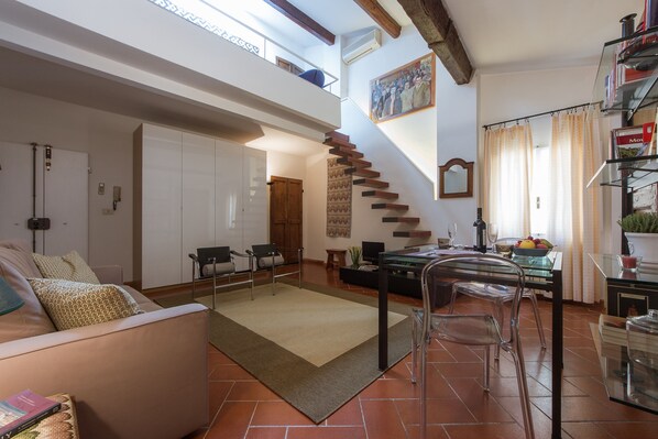 Studio | Wohnbereich | Fernseher, DVD-Player