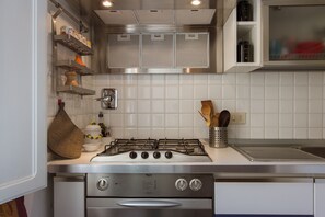 Studio | Eigene Küche | Kühlschrank, Mikrowelle, Ofen, Kochgeschirr/Geschirr/Besteck