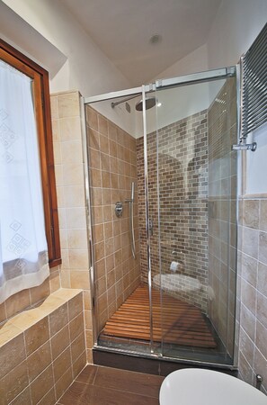 アパートメント 1 ベッドルーム | バスルーム | シャワー、ヘアドライヤー、タオル