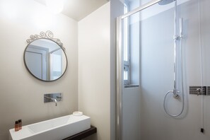 Apartemen, 1 kamar tidur | Kamar mandi | Shower, pancuran hujan, pengering rambut, dan handuk