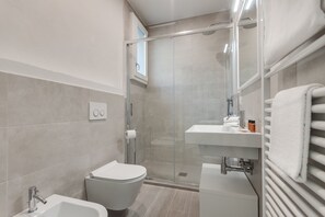 Apartment, 2 Schlafzimmer | Badezimmer | Dusche, Haartrockner, Bidet, Handtücher