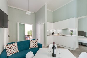 Apartment, 2 Schlafzimmer | Wohnbereich | Fernseher