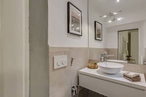 Appartement, 1 chambre | Salle de bain | Douche, séchoir à cheveux, bidet, serviettes fournies